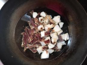腊肉同冷水一起下锅煮开