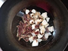 腊肉同冷水一起下锅煮开