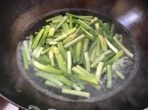 另起锅烧开水，放入蒜苔煮断生