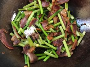 调入少许盐、味精和生抽，炒匀入味