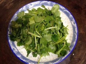 
芫荽（香菜）洗净切断面