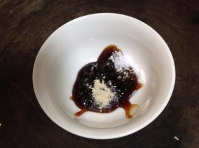 
小碗里加入蚝油、白糖、白胡椒粉