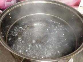 锅内加水烧开，倒入料酒