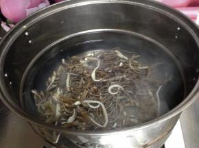 
笊篱内放入毛肚丝焯烫5、6秒，肚丝微微打卷，有微弱弹性了即可，捞出控水