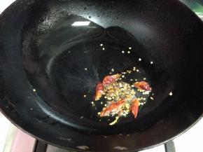 
热锅凉油下入辣椒、花椒炒出香味