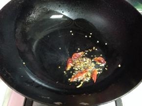 
热锅凉油下入辣椒、花椒炒出香味