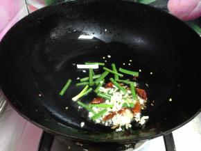 下入一半的葱段、蒜碎炒出香味