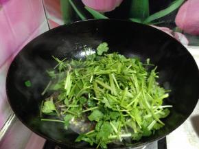 最后加入芫荽迅速翻匀即可出锅装盘