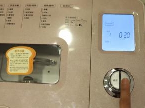 面包机启动和面功能，时间设置20分钟，按启动开始和面，时间剩余8分钟时放入黄油
