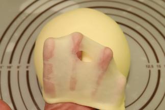 和面程序结束后检查面团，能拉出不易破洞口呈锯齿状即可