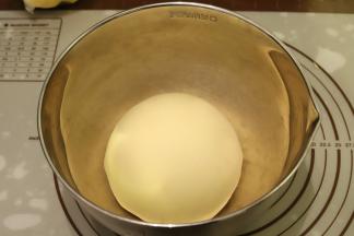 面团整圆放入盆内，盖上保鲜膜