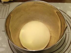 面团整圆放入盆内，盖上保鲜膜