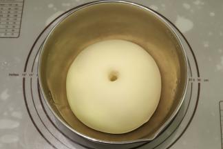 发酵至1.5-2倍大，手插入面团，洞口不塌陷不回缩即可
