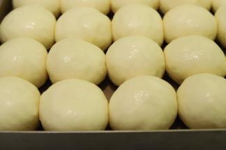 烤箱预热170度，将发酵好的面团取出，表面喷少许水