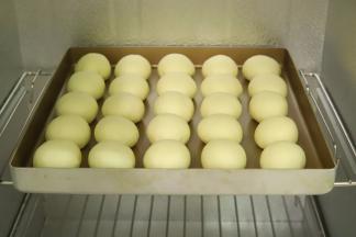 将面团整圆，放入28X28的方形烤盘内，发酵箱设置温度为35度，湿度80度，时间为30分钟