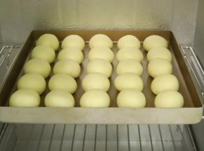 将面团整圆，放入28X28的方形烤盘内，发酵箱设置温度为35度，湿度80度，时间为30分钟