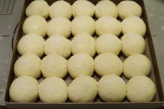 在表面均匀的撒上椰蓉