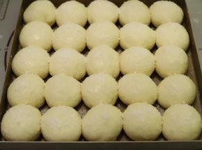 在表面均匀的撒上椰蓉