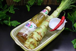 准备莴笋、辣椒、冰糖、清香凉拌米醋；其中不吃辣椒可以不放，但是放一点辣椒口感更好，有酸甜辣，脆爽好吃；