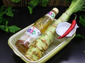 准备莴笋、辣椒、冰糖、清香凉拌米醋；其中不吃辣椒可以不放，但是放一点辣椒口感更好，有酸甜辣，脆爽好吃；