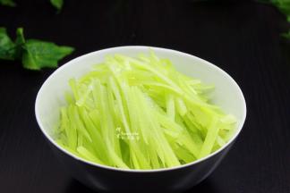 切好的莴笋丝，放盐腌制3-5分钟，可以去苦涩，但是不宜太久，这样会影响口感。