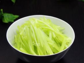 切好的莴笋丝，放盐腌制3-5分钟，可以去苦涩，但是不宜太久，这样会影响口感。