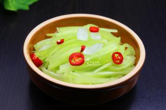 捞出莴笋丝，沥干盐水，不需要清洗，放入一个大盘子，上面放冰糖、辣椒；