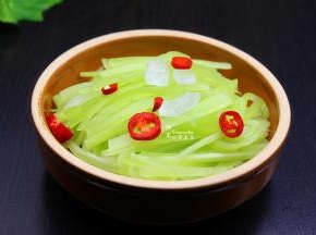捞出莴笋丝，沥干盐水，不需要清洗，放入一个大盘子，上面放冰糖、辣椒；