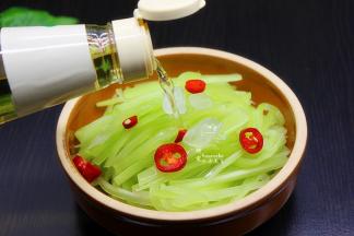 倒入清香米醋，拌均即可吃。也可以放置5分钟之后吃口感更好。