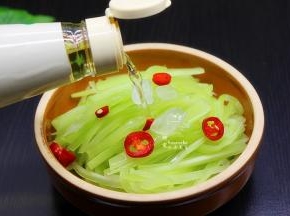 倒入清香米醋，拌均即可吃。也可以放置5分钟之后吃口感更好。