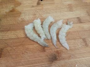大虾去皮去虾线，切成小段