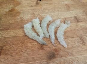 大虾去皮去虾线，切成小段