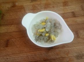 加入姜未抓匀，腌制20分钟去腥。