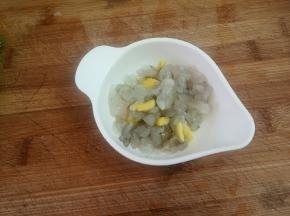 加入姜未抓匀，腌制20分钟去腥。