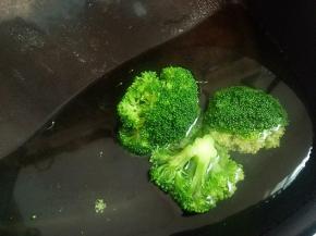 把洗净的西兰花放入已开的水中焯水一分钟。