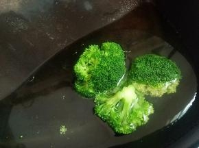 把洗净的西兰花放入已开的水中焯水一分钟。