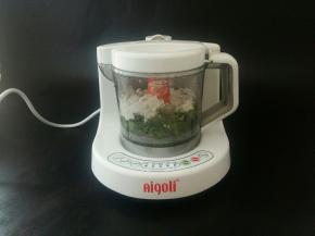 把虾、西蓝花、淀粉放入辅食机中