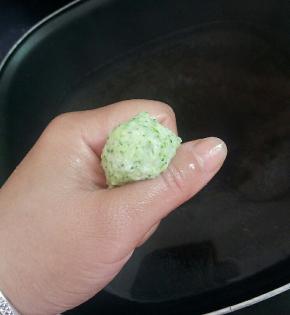 手沾上温水，用虎口挤成圆子