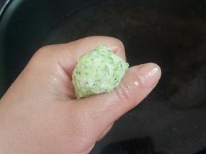 手沾上温水，用虎口挤成圆子