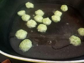 放入已开的水中，最小火煮至浮起即可。