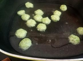 放入已开的水中，最小火煮至浮起即可。