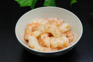 解冻的虾仁，洗净，沥干水，放盐、油、生粉，几滴柠檬汁，拌均腌制3分钟；