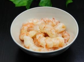 解冻的虾仁，洗净，沥干水，放盐、油、生粉，几滴柠檬汁，拌均腌制3分钟；
