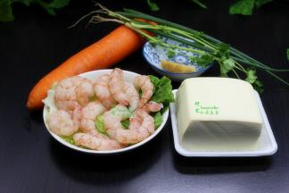阿根廷红虾仁提前室温解冻，准备豆腐、胡萝卜、生姜、香葱香菜等；