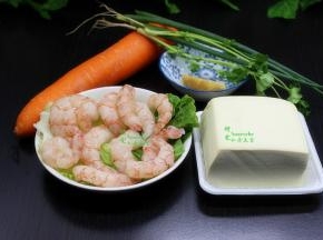 阿根廷红虾仁提前室温解冻，准备豆腐、胡萝卜、生姜、香葱香菜等；