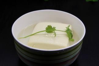 豆腐用盐水浸泡，这样煮的时候不易碎；