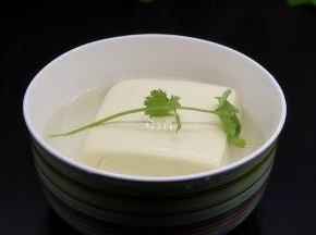 豆腐用盐水浸泡，这样煮的时候不易碎；