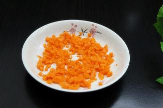 胡萝卜去皮洗净，切粒；