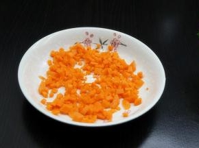胡萝卜去皮洗净，切粒；