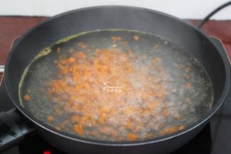 放入锅里，加适量的清水一起煮沸；